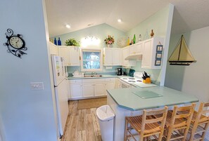 Fridge, microwave, stovetop, dishwasher - Miss Jo-Ann's: Rooftop Deck with Stunning Views (Surf City)