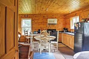 Kylskåp, mikrovågsugn, spishäll och kaffe- och tebryggare