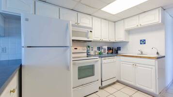 Refrigerador, microondas, parrilla de estufa y lavavajillas