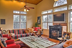 Televisio, takka, DVD-soitin, kirjoja