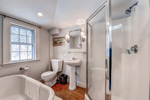 Free toiletries, towels - Beautiful Views, 1 Mi to Beach! Ipswich Cottage (Ipswich)