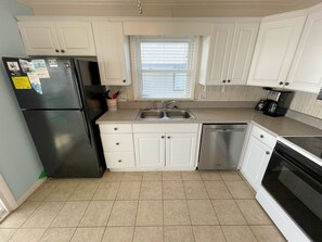 Fridge, microwave, stovetop, dishwasher