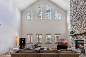 Fernseher, Kamin, DVD-Player, Stereoanlage