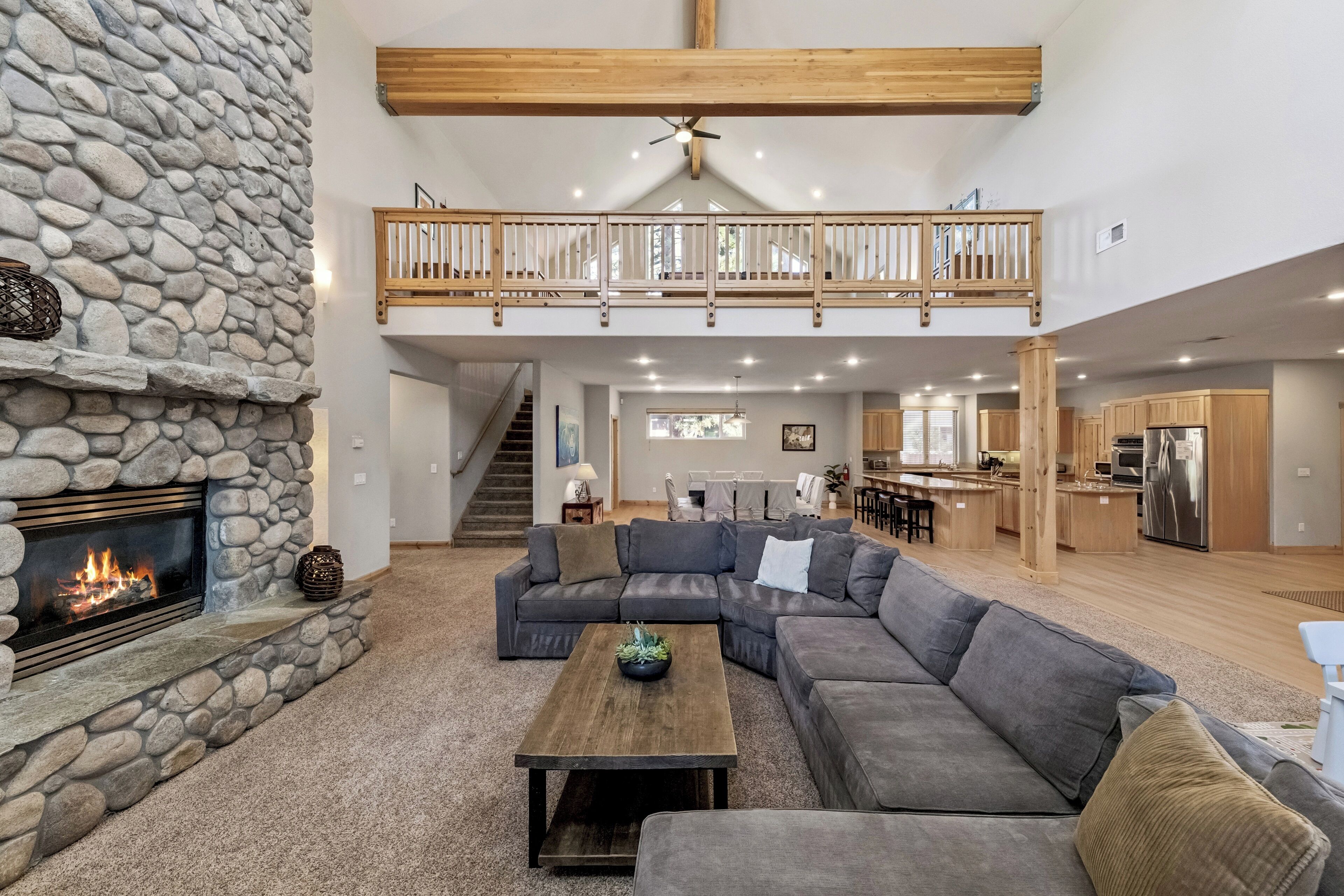 Tv, eldstad, dvd-spelare och en stereo