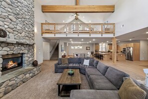 Fernseher, Kamin, DVD-Player, Stereoanlage