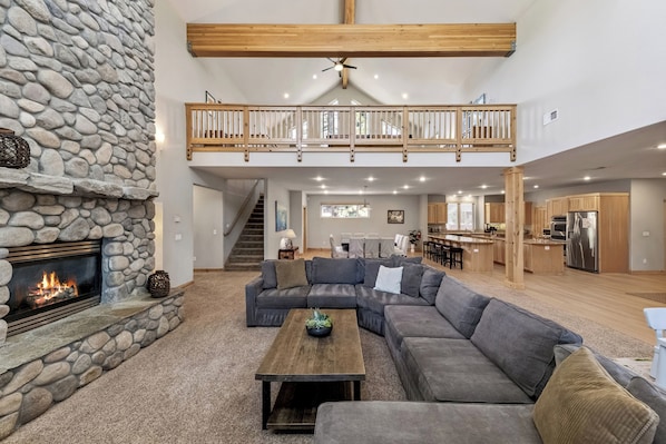 Televisión, chimenea, reproductor de DVD, estéreo