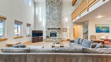 Televisión, chimenea, reproductor de DVD y estéreo