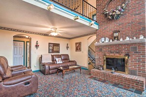 TV, fireplace, video games, DVD player - Secluded Home w/ Views in Burnsville: Hike & Ski! (Burnsville)