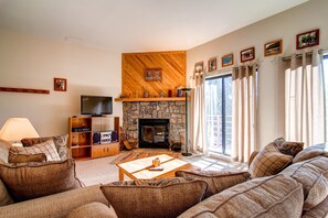 Smart TV, fireplace, stereo - Cozy condo w/covered parking—your base for seasonal fun & mountain relaxation (Silverthorne)