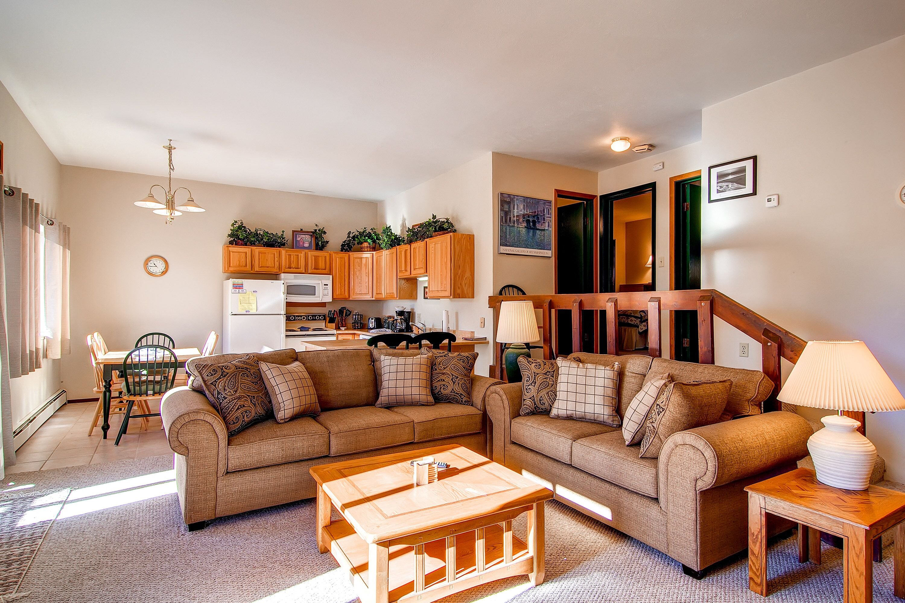 Cozy, quiet condo w/covered parking & clubhouse and great mountain views.