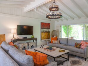 Televisie, een open haard en een dvd-speler