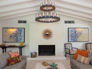 Televisie, een open haard en een dvd-speler