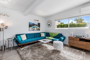 Smart TV, fireplace, DVD player - For The Record - Palm Springs Mid-Century Oasis (Palm Springs)