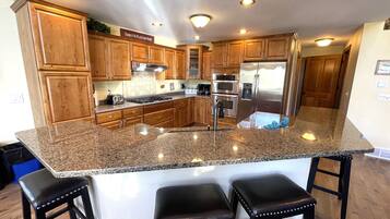 Geladeira, micro-ondas, fogão, cooktop