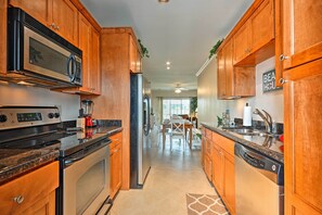Fridge, microwave, stovetop, dishwasher - Steps to Pool & Ocean! Coastal Gem in Galveston (Galveston)