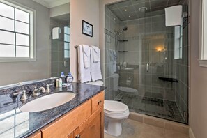 Free toiletries, hair dryer, towels - Steps to Pool & Ocean! Coastal Gem in Galveston (Galveston)