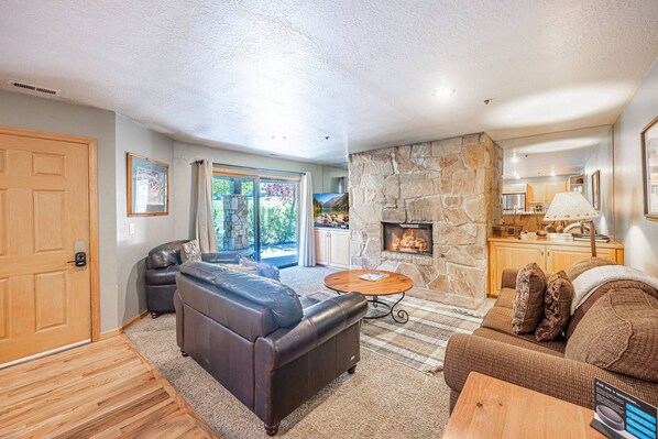 Smart TV, fireplace, DVD player - *FREE SKI RENTAL* Perfect for Families! 2 King Suites, Walk to Skiing & Free Shuttle, Therapy Pool (Park City)