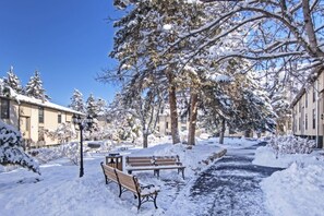 Property grounds - *FREE SKI RENTAL* Perfect for Families! 2 King Suites, Walk to Skiing & Free Shuttle, Therapy Pool (Park City)