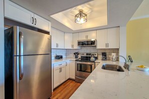 Frigorifero, microonde, piano cottura, lavastoviglie