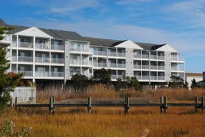 Exterior - Cozy, comfortable 2 bedroom bayside condo with WiFi, an outdoor pool, and a breathtaking view of the bay located midtown and just a few blocks from the beach! (Ocean City)