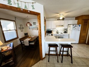 Jääkaappi, mikroaaltouuni, uuni, liesi