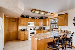 冷蔵庫、電子レンジ、オーブン、コンロ