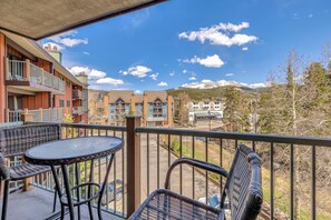 Property grounds - Amazing Breckenridge location! Ski-in, On-Site Hot Tubs, 1 block to Main Street! (Breckenridge)