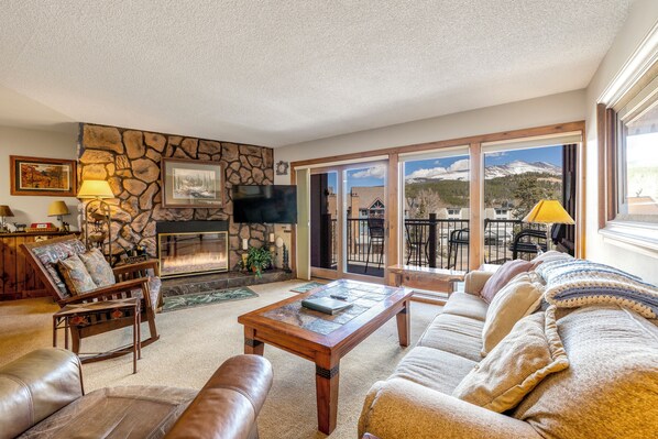 Televisión y chimenea 