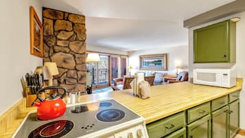 Mikrobølgeovn, kogeplade, opvaskemaskine, kaffe-/temaskine