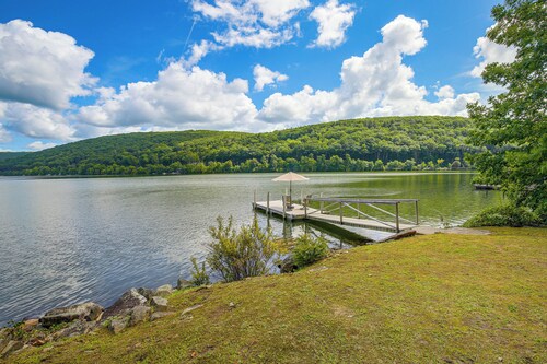 Dainty New Preston Cottage w/ Dock & Lake Views!