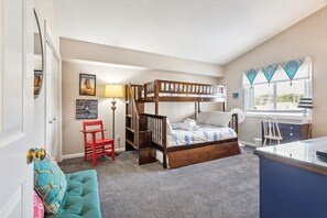 2 bedrooms, desk, iron/ironing board, free WiFi