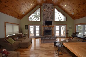 Smart-TV, Kamin, DVD-Player