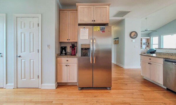 冰箱、微波炉、烤箱、炉灶