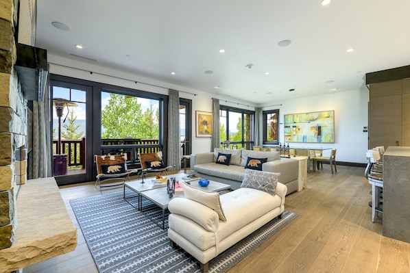 Smart TV, fireplace