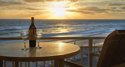 Relaxing Oceanfront Condo with Steps to Beach & Heated Pool đŽ