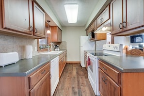 Fridge, microwave, stovetop, dishwasher