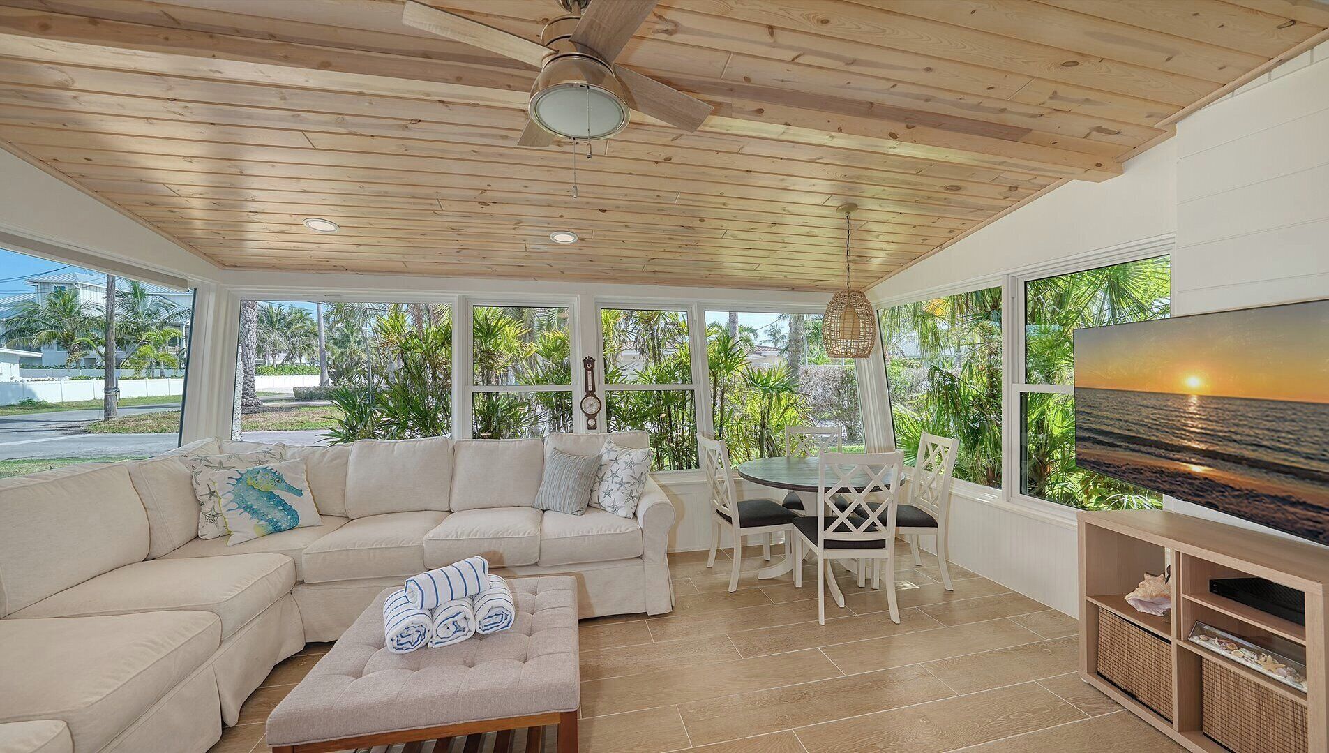 Télévision à écran plat, lecteur de DVD, chaîne hi-fi