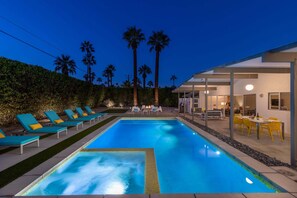 A heated pool - Midcentury Cool – Palm Springs Modern Home (Palm Springs)