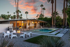 A heated pool - Midcentury Cool – Palm Springs Modern Home (Palm Springs)