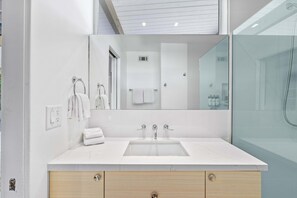 Shower, hair dryer, towels - Midcentury Cool – Palm Springs Modern Home (Palm Springs)