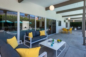 Outdoor dining - Midcentury Cool – Palm Springs Modern Home (Palm Springs)