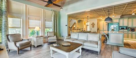 TV connectée, livres, chaîne hi-fi