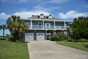 Exterior -
Fabulous Waterfront Fishing and Sunsets! Fish off the dock or bring your boat. (Galveston)