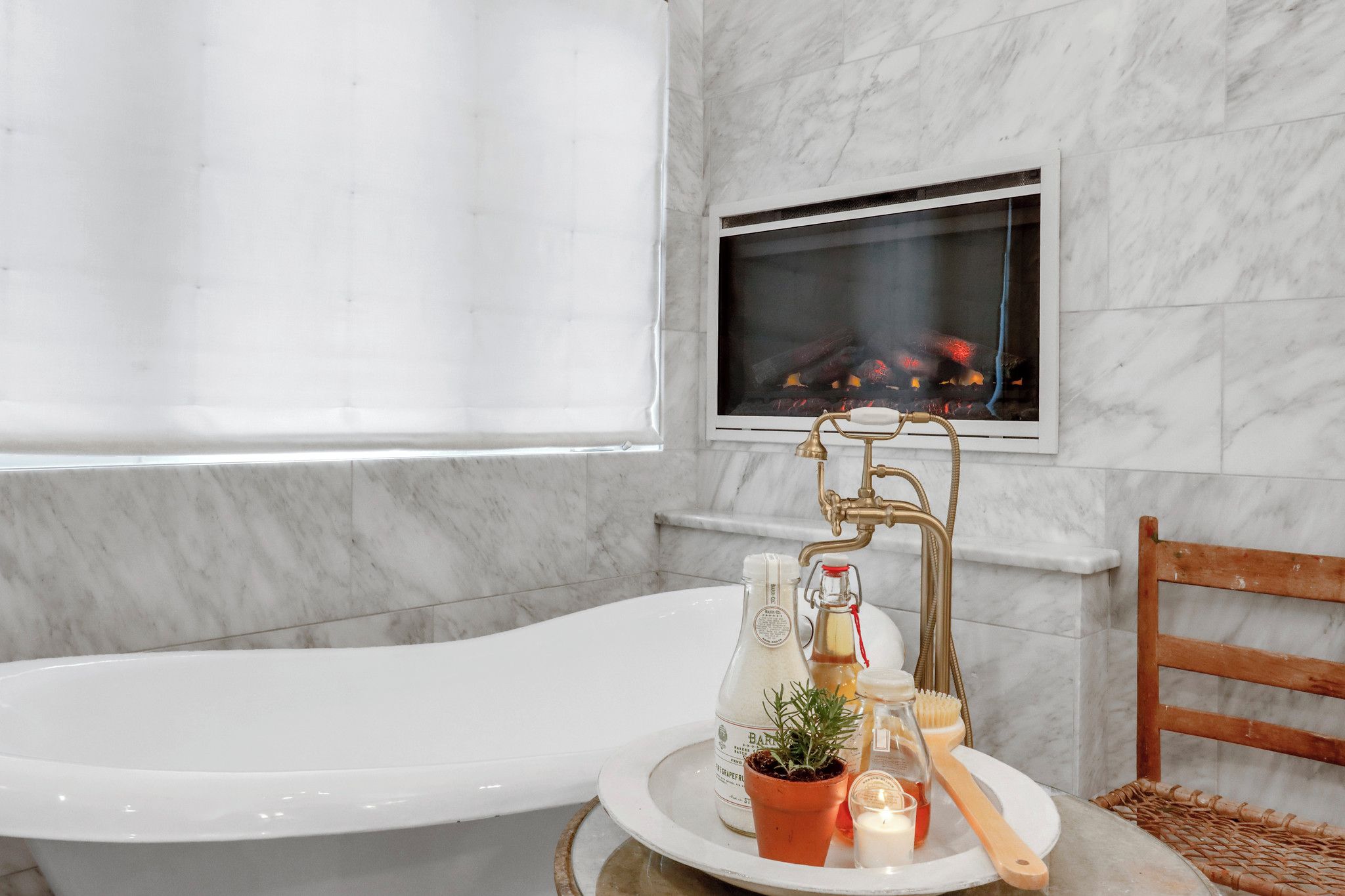 Unwind in the soaking tub with a crackling fireplace - Main house