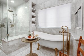 Articles de toilette (gratuits), séchoir à cheveux, serviettes fournies