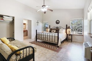 Quarto com cama, mesa de cabeceira, aquecedor, janela com vista e armário.