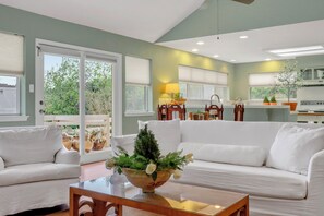 Large windows let in plenty of natural light - Guest House - Rio De Los Suenos is the perfect hill country destination in every season. (Wimberley)
