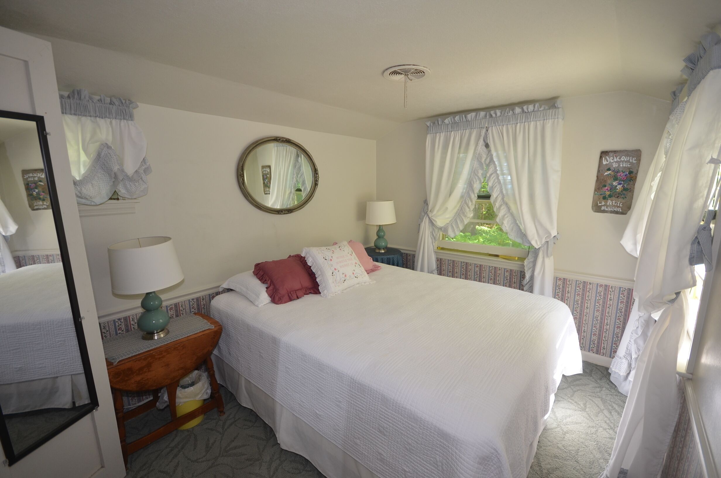 Cozy waterfront cottage in Northport. Easy walk to downtown.