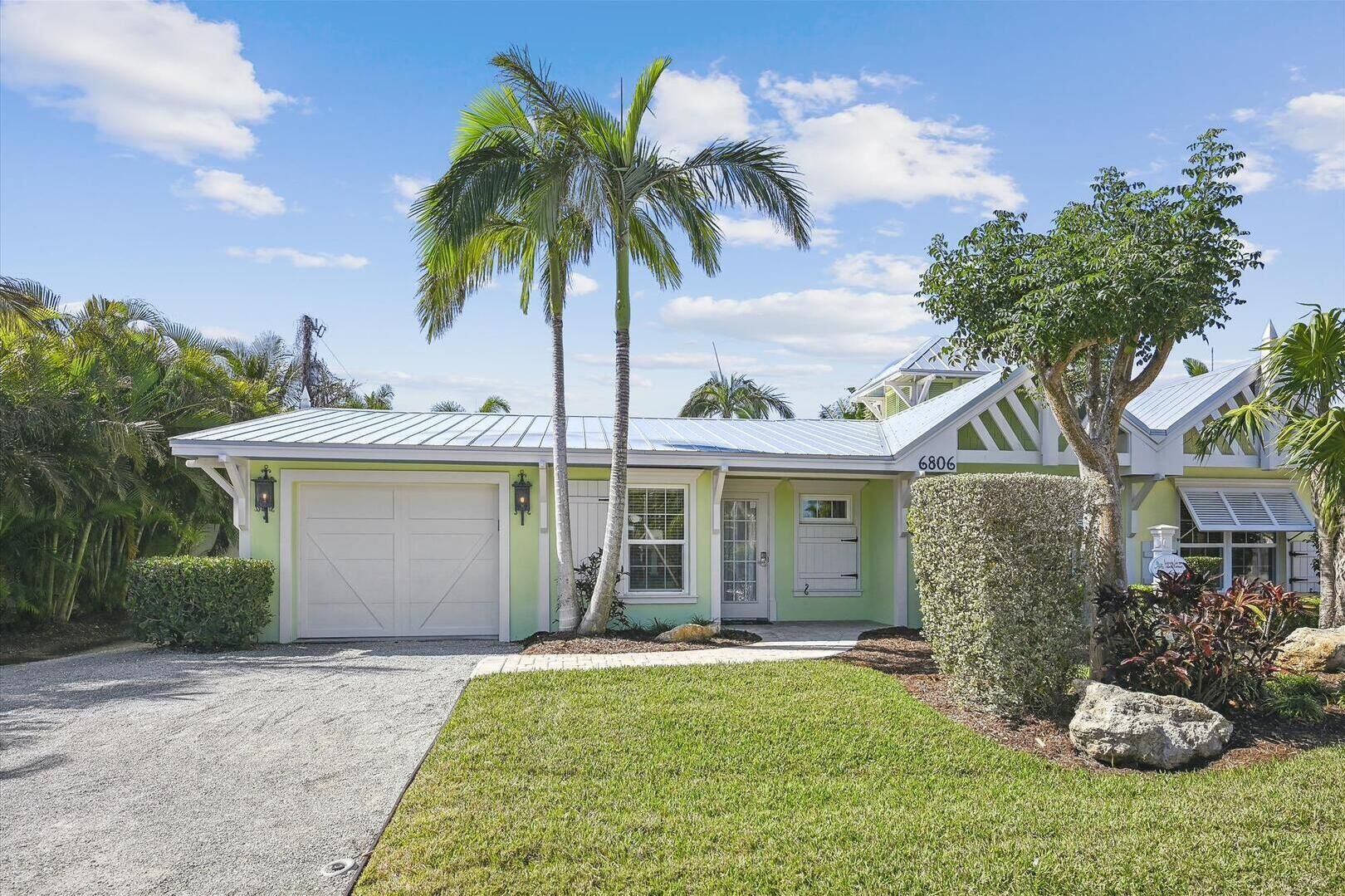 Three Bedroom Ground Floor Home with Retro Finishes and many Amenities!
