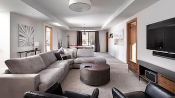 TV, fireplace, ping pong, stereo
